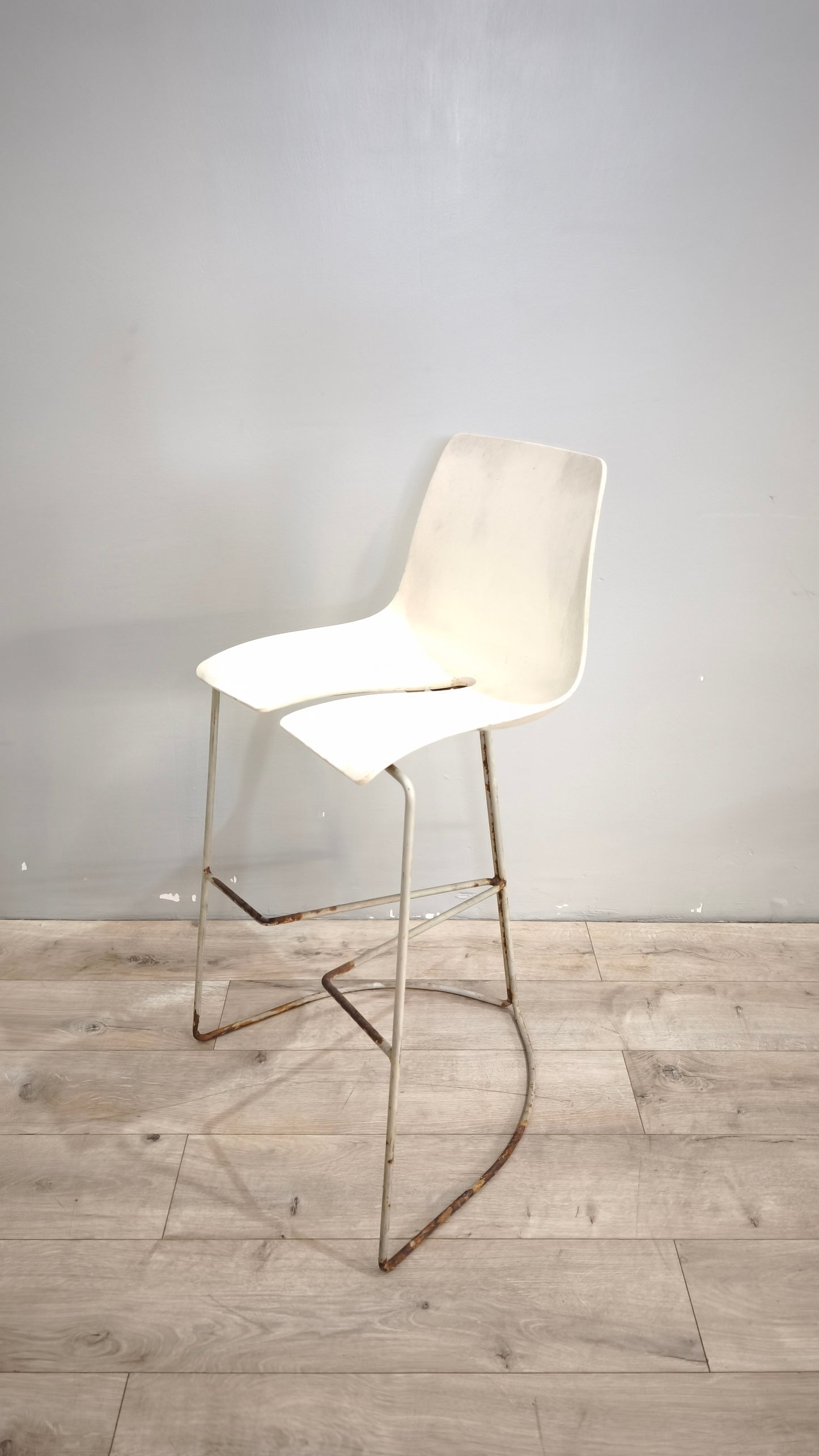 89141 Sgabello Ray-Chair con struttura in metallo e seduta in plastica bianca
