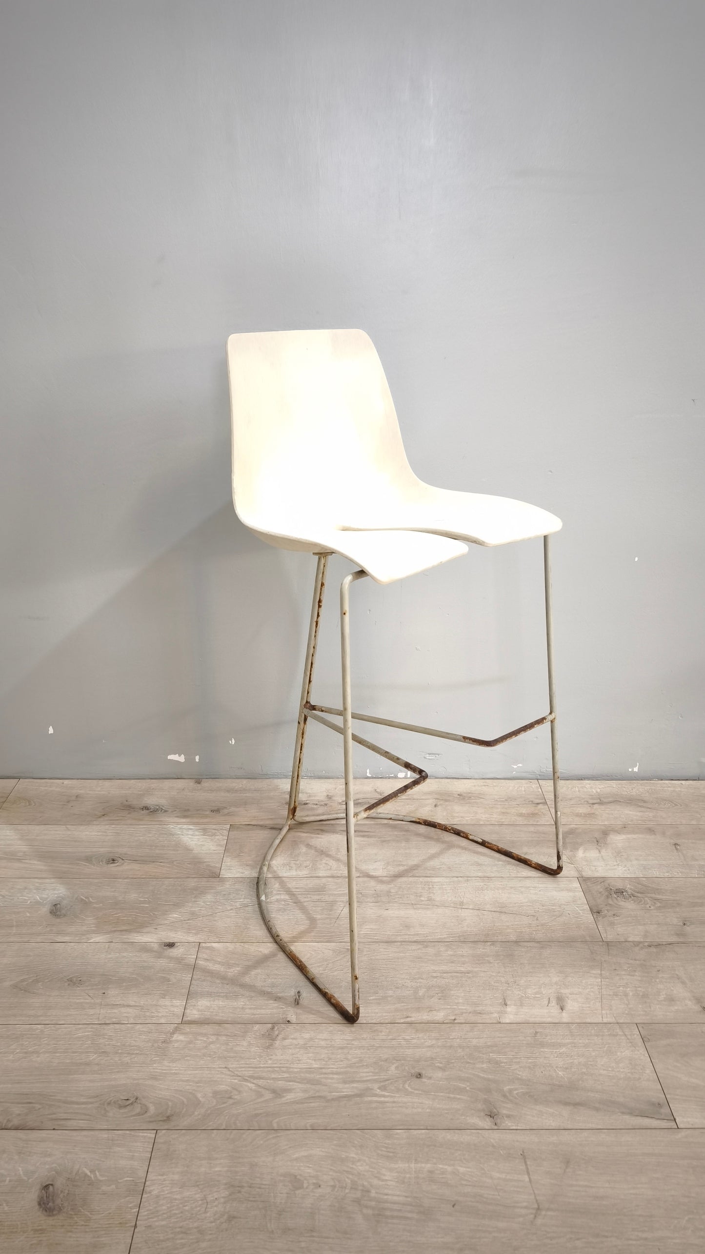 89141 Sgabello Ray-Chair con struttura in metallo e seduta in plastica bianca