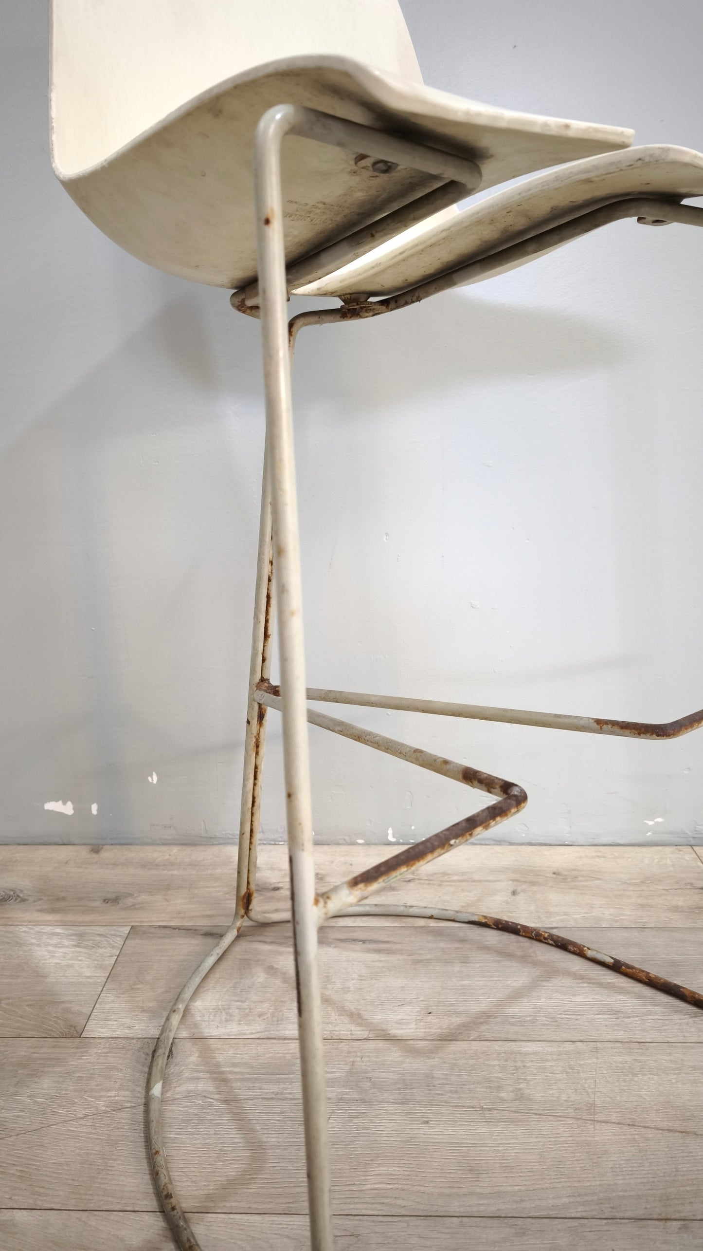89141 Sgabello Ray-Chair con struttura in metallo e seduta in plastica bianca