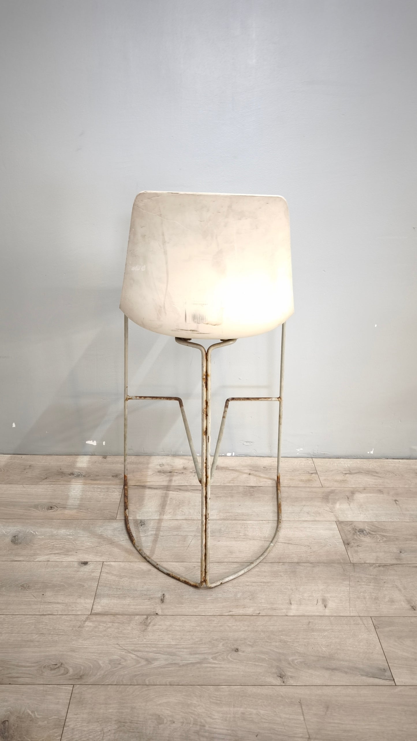 89141 Sgabello Ray-Chair con struttura in metallo e seduta in plastica bianca