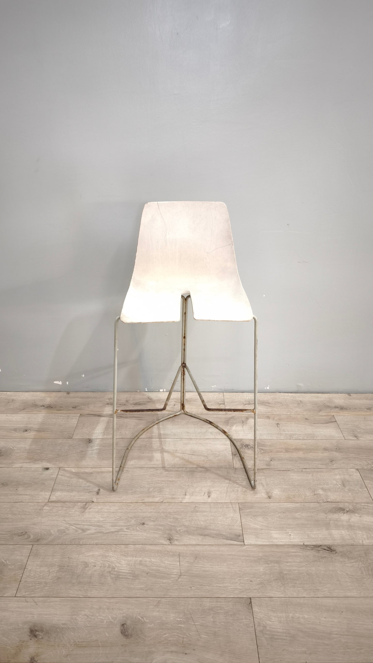 89173 Sgabello Ray-Chair con struttura in metallo e seduta in plastica bianca
