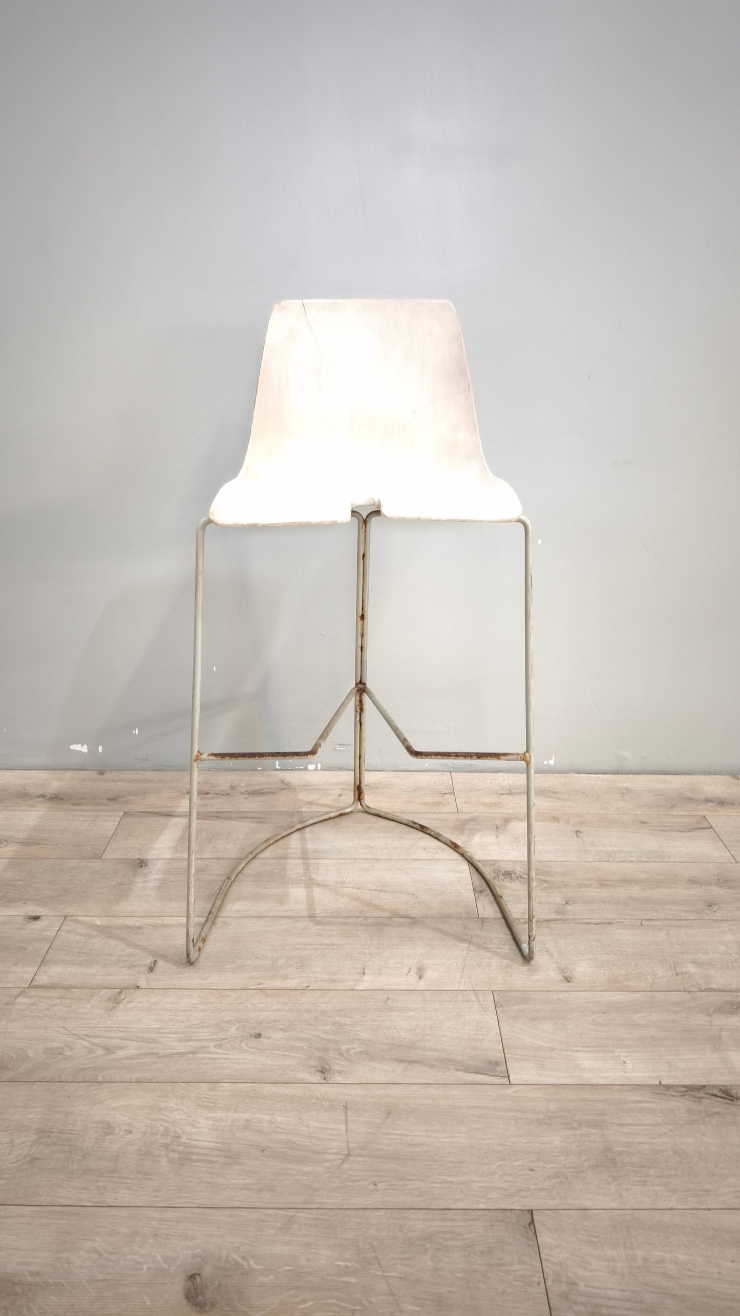89173 Sgabello Ray-Chair con struttura in metallo e seduta in plastica bianca