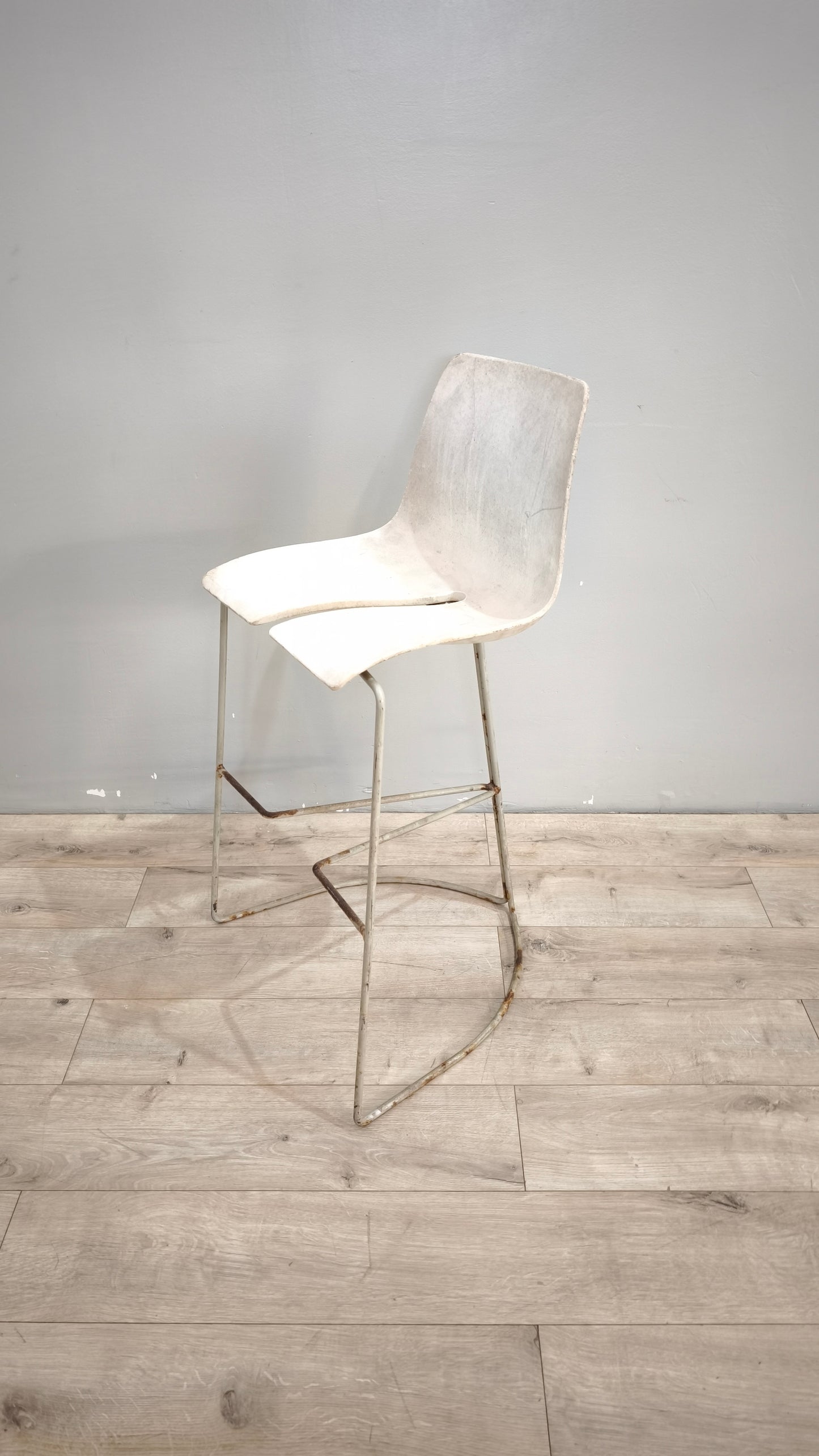 89173 Sgabello Ray-Chair con struttura in metallo e seduta in plastica bianca