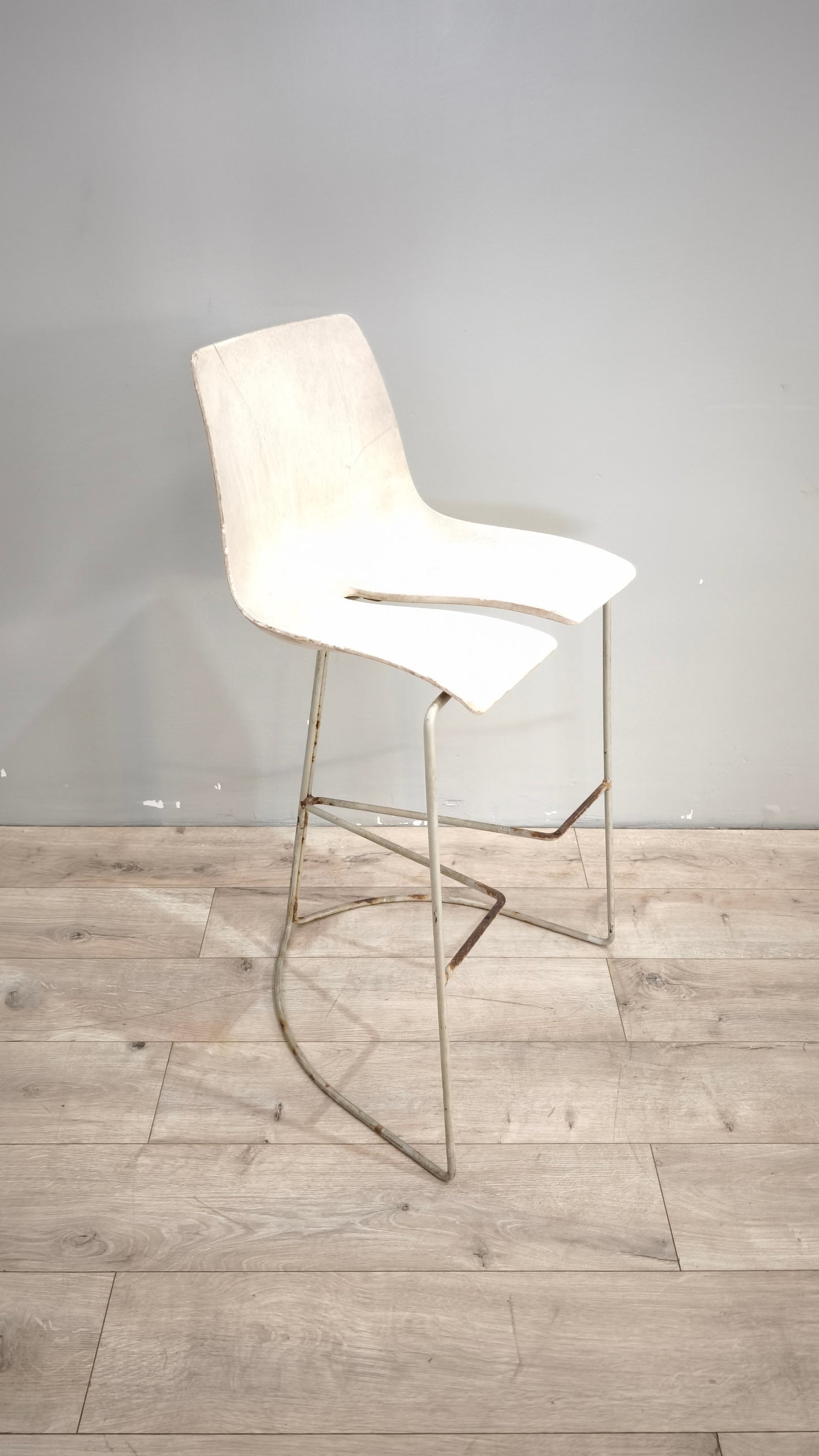 89173 Sgabello Ray-Chair con struttura in metallo e seduta in plastica bianca