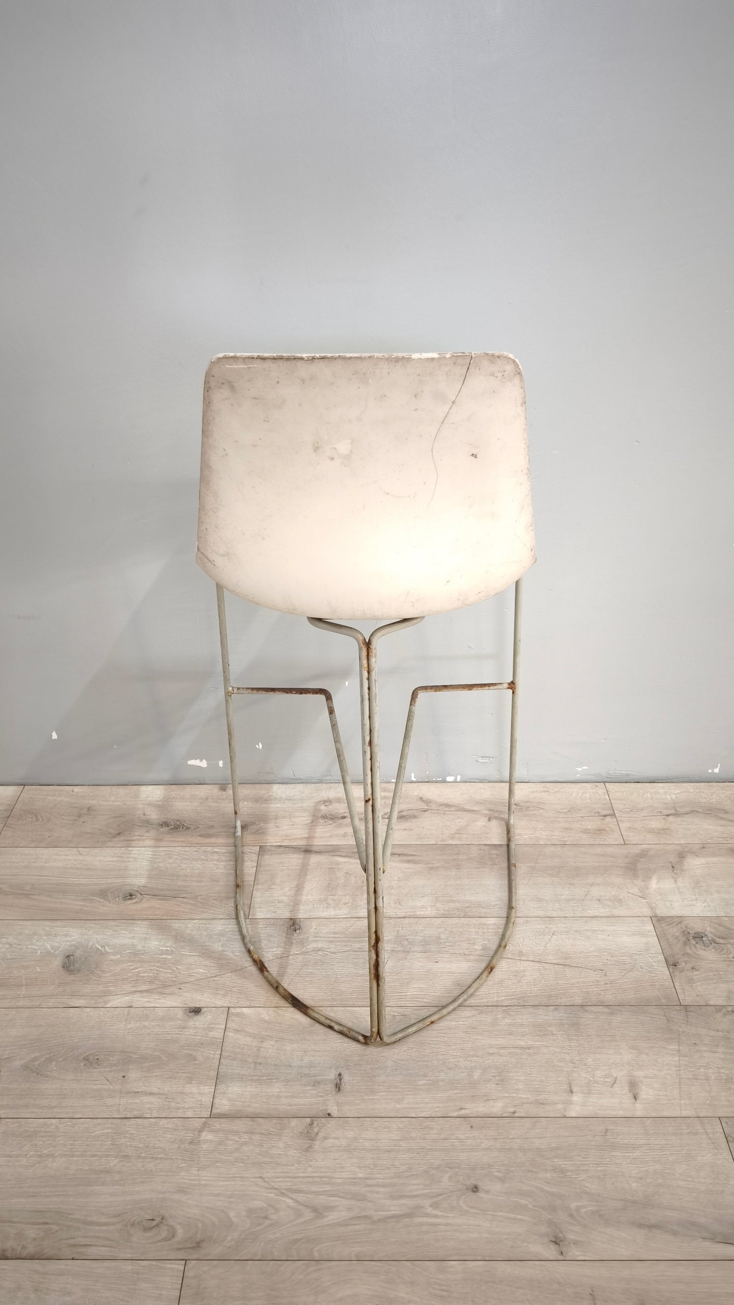 89173 Sgabello Ray-Chair con struttura in metallo e seduta in plastica bianca