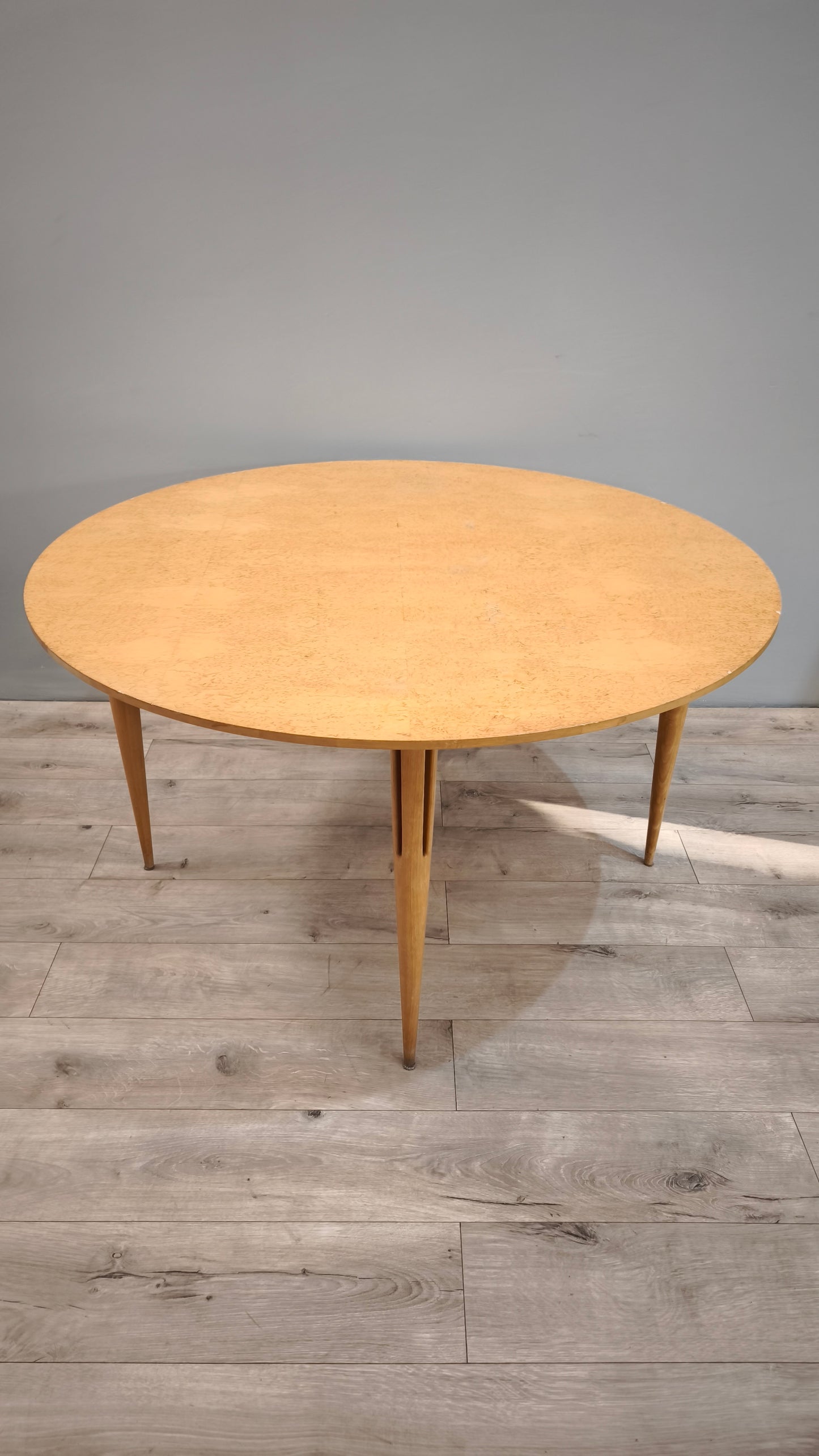 89211 Tavolo rotondo in legno chiaro di Bruno Mathsson