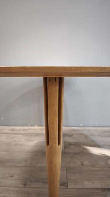 89211 Tavolo rotondo in legno chiaro di Bruno Mathsson