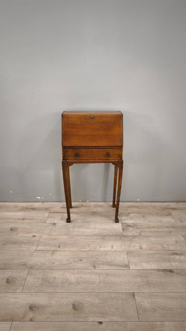 89210 Piccolo secretaire in legno con piano a ribalta e cassetto