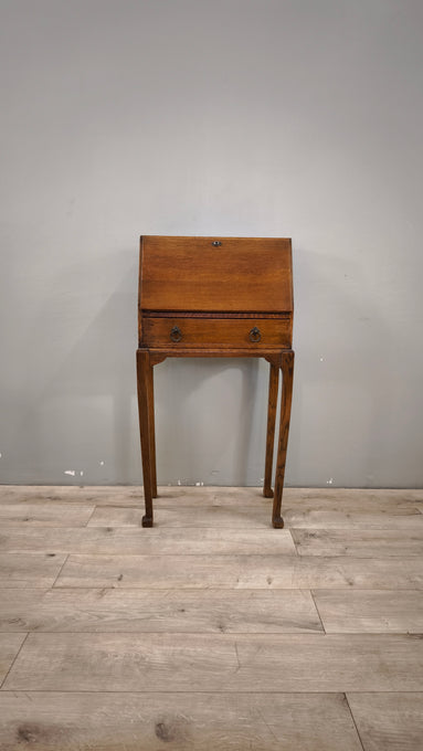 89210 Piccolo secretaire in legno con piano a ribalta e cassetto