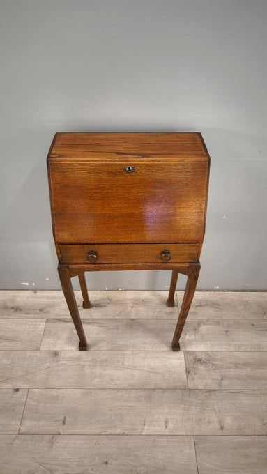 89210 Piccolo secretaire in legno con piano a ribalta e cassetto
