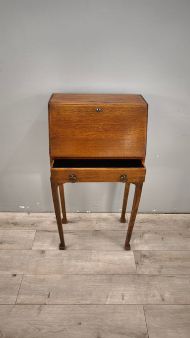 89210 Piccolo secretaire in legno con piano a ribalta e cassetto