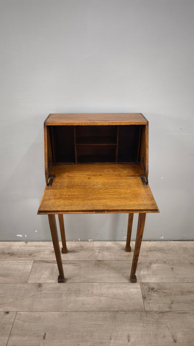 89210 Piccolo secretaire in legno con piano a ribalta e cassetto