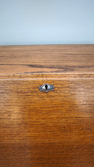 89210 Piccolo secretaire in legno con piano a ribalta e cassetto