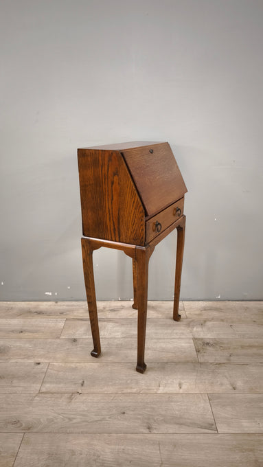 89210 Piccolo secretaire in legno con piano a ribalta e cassetto