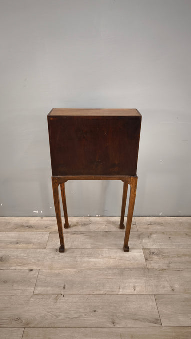 89210 Piccolo secretaire in legno con piano a ribalta e cassetto