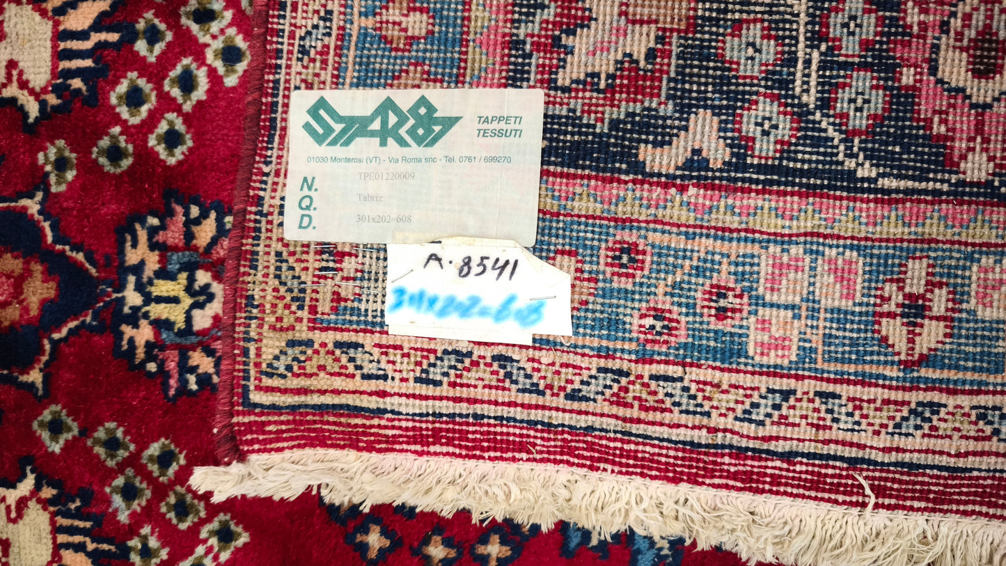 89213 Tappeto Tabriz, Iran, color ciliegia con decorazione a motivo floreale 301cm x 202cm