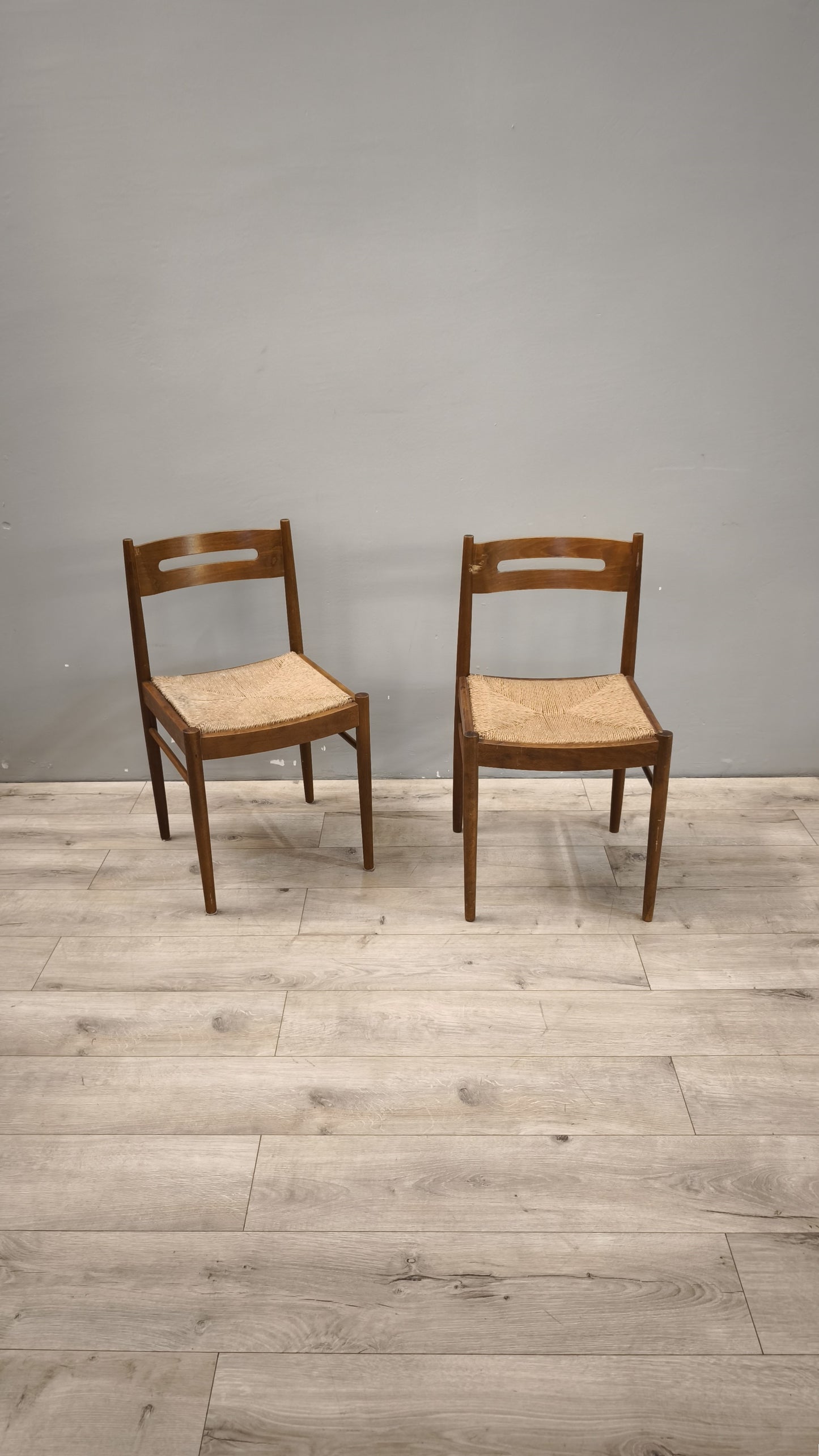 89260 Sedia con struttura in legno e seduta in paglia