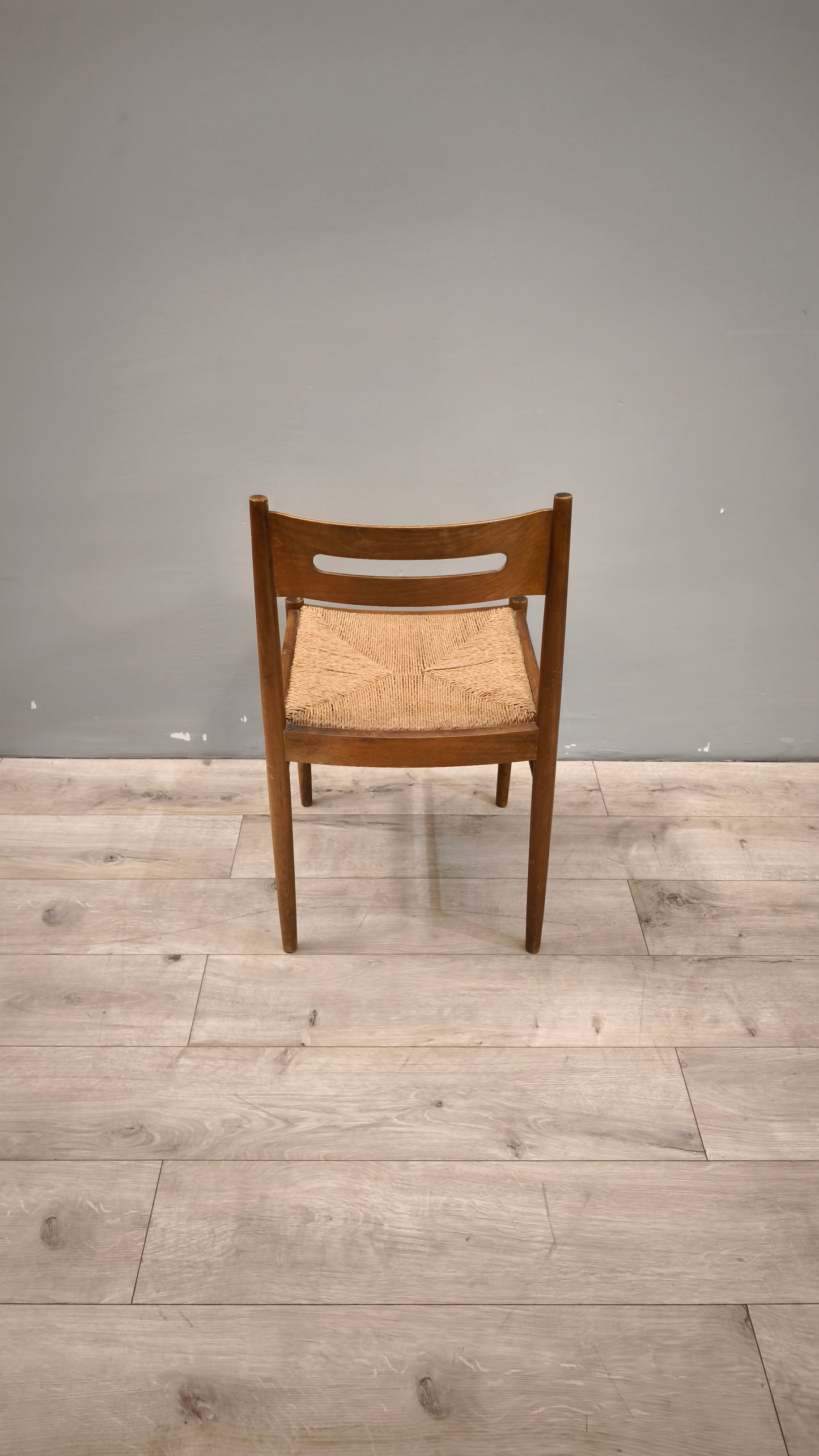 89260 Sedia con struttura in legno e seduta in paglia