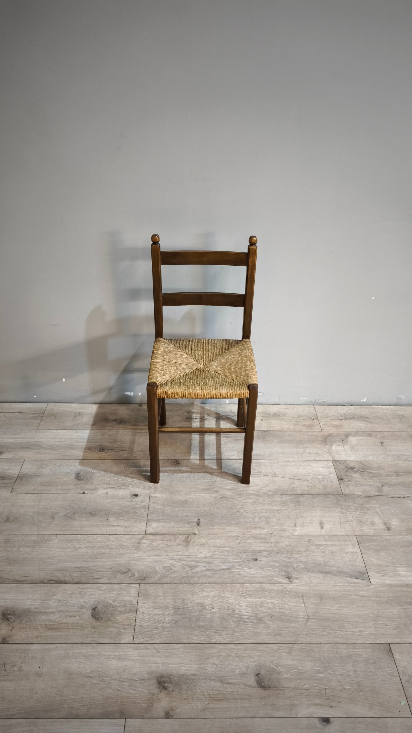 89269 Sedia con struttura in legno e seduta in paglia
