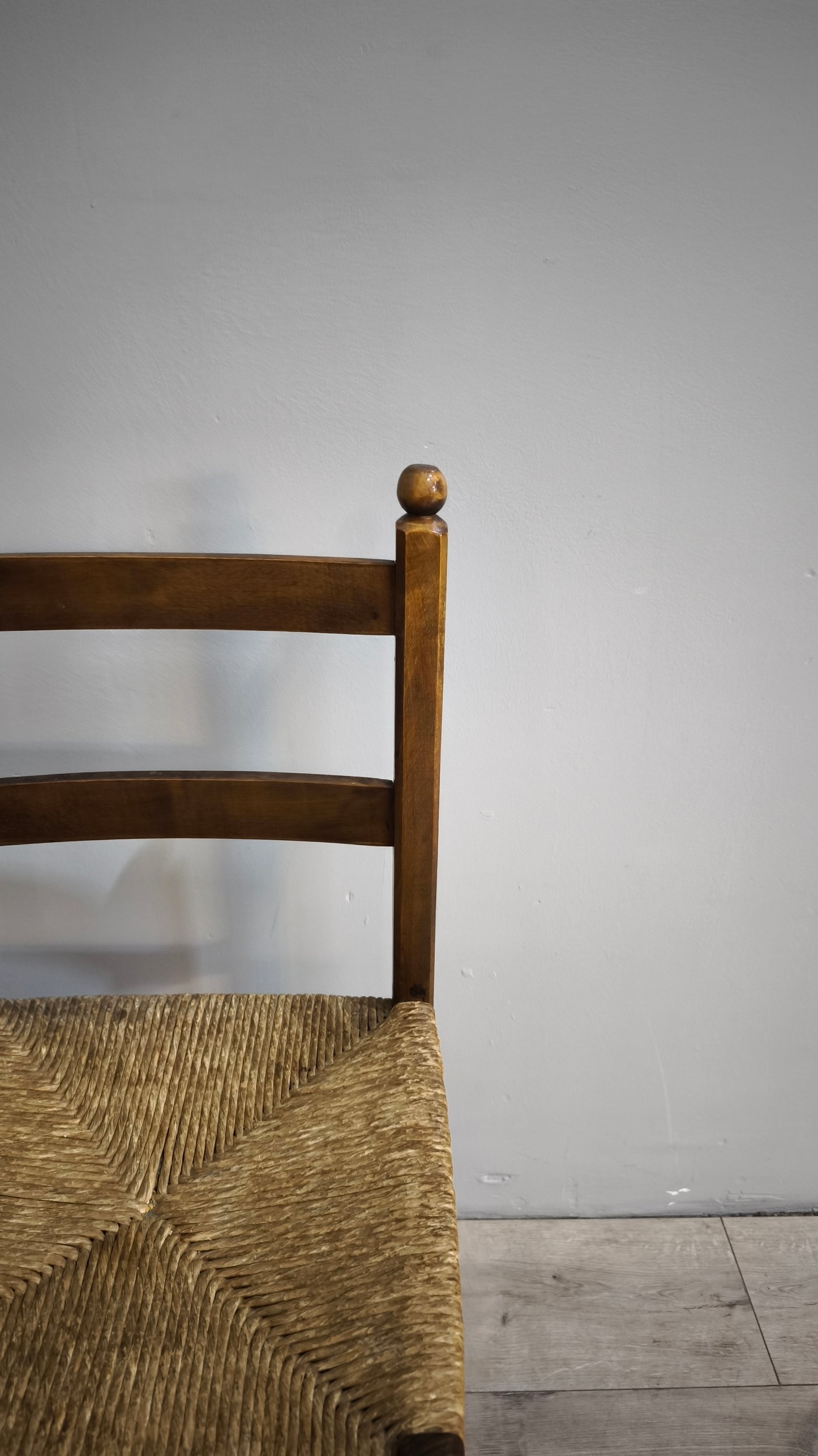 89269 Sedia con struttura in legno e seduta in paglia