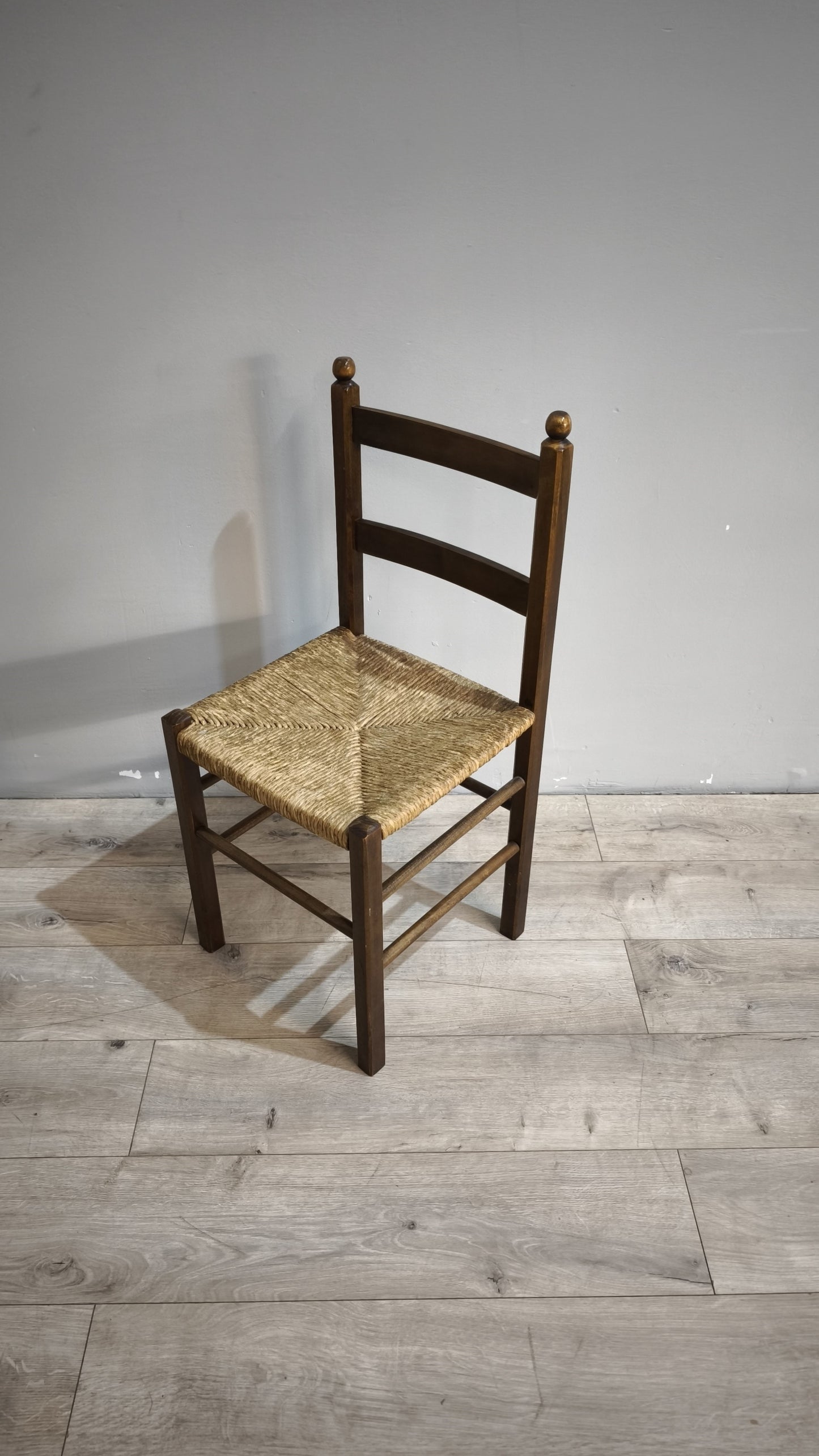 89269 Sedia con struttura in legno e seduta in paglia