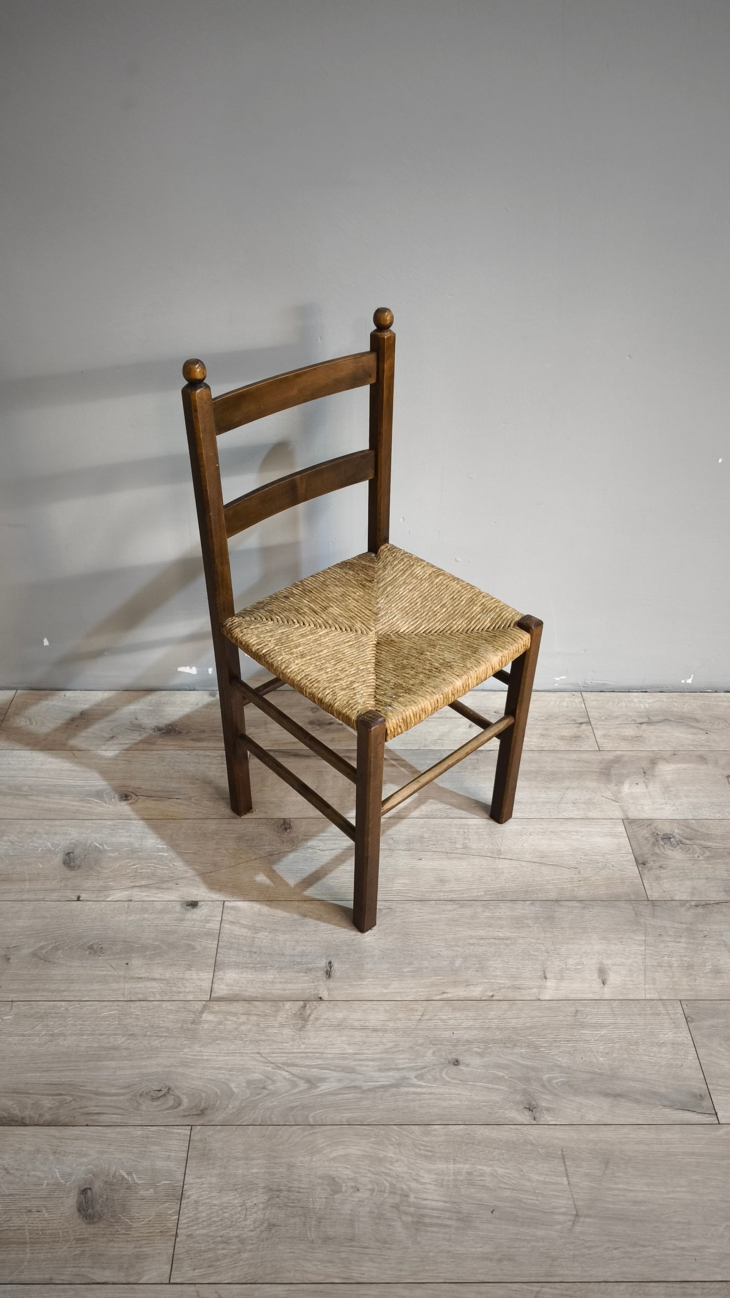 89269 Sedia con struttura in legno e seduta in paglia