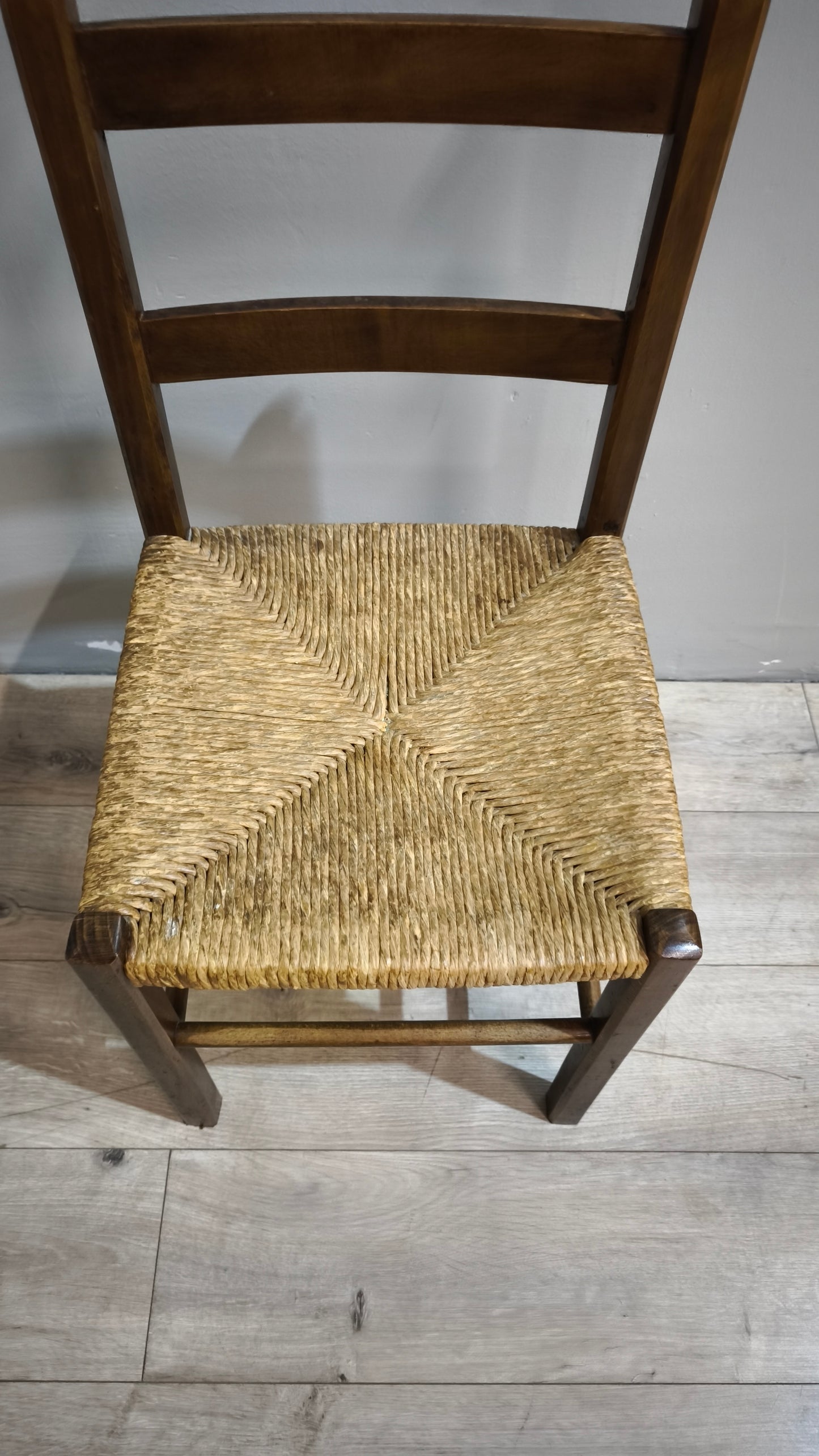 89269 Sedia con struttura in legno e seduta in paglia