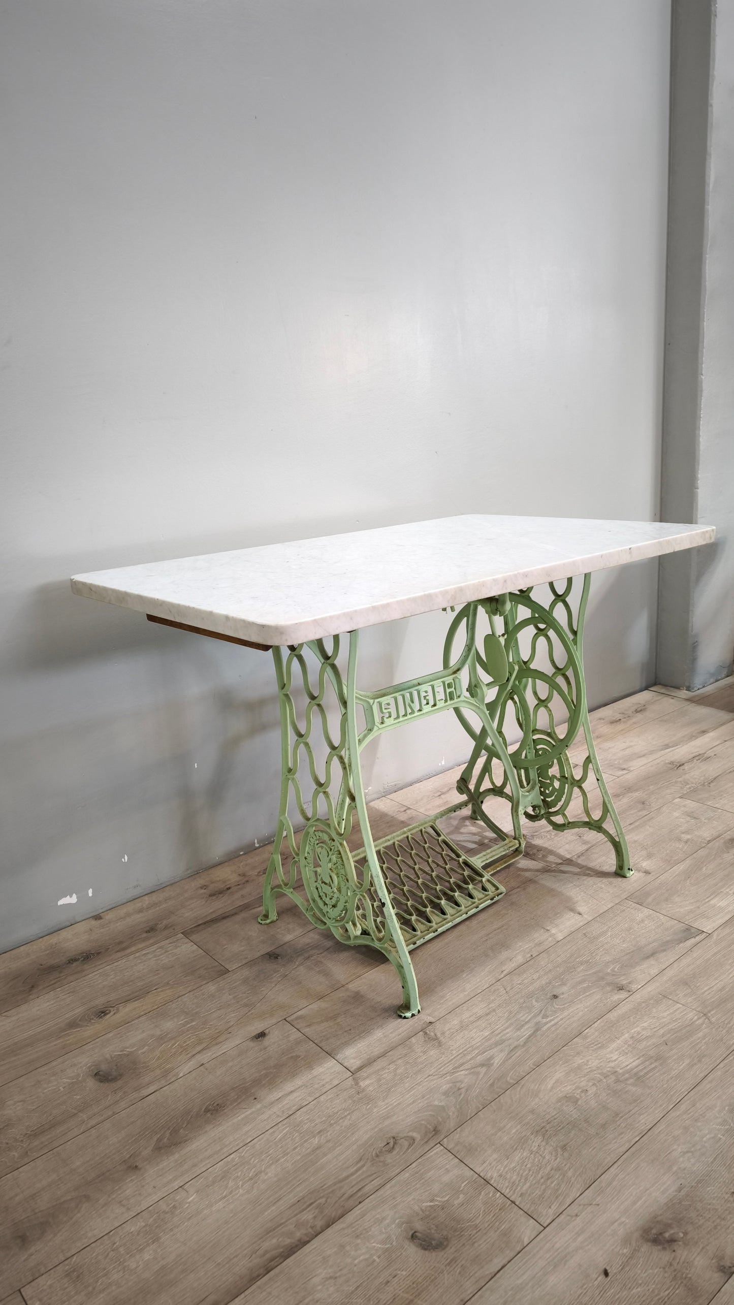 89214 Base Singer verde in ghisa con piano in marmo grigio