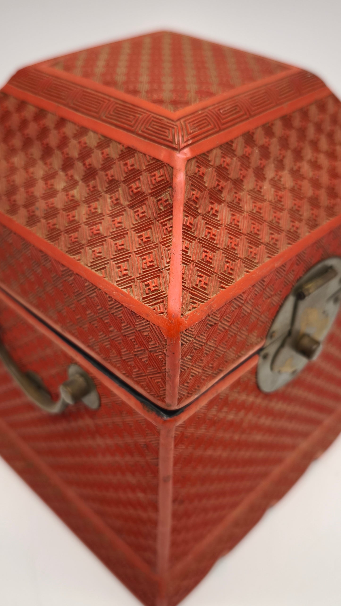 89012 Scatola cinese portagioie in lacca rossa