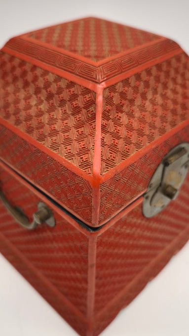 89012 Scatola cinese portagioie in lacca rossa