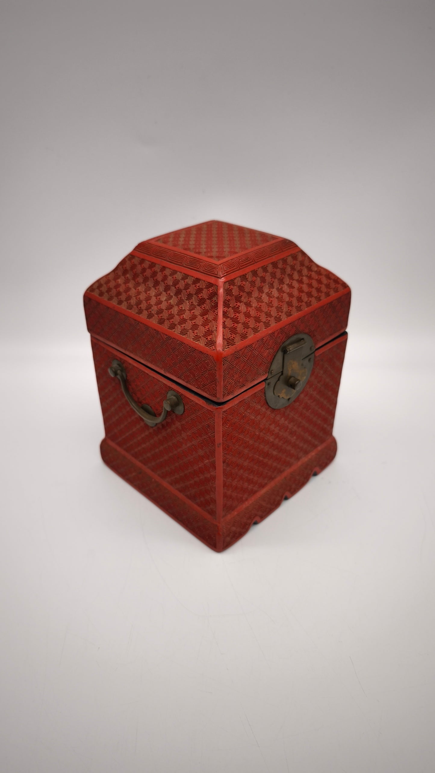 89012 Scatola cinese portagioie in lacca rossa