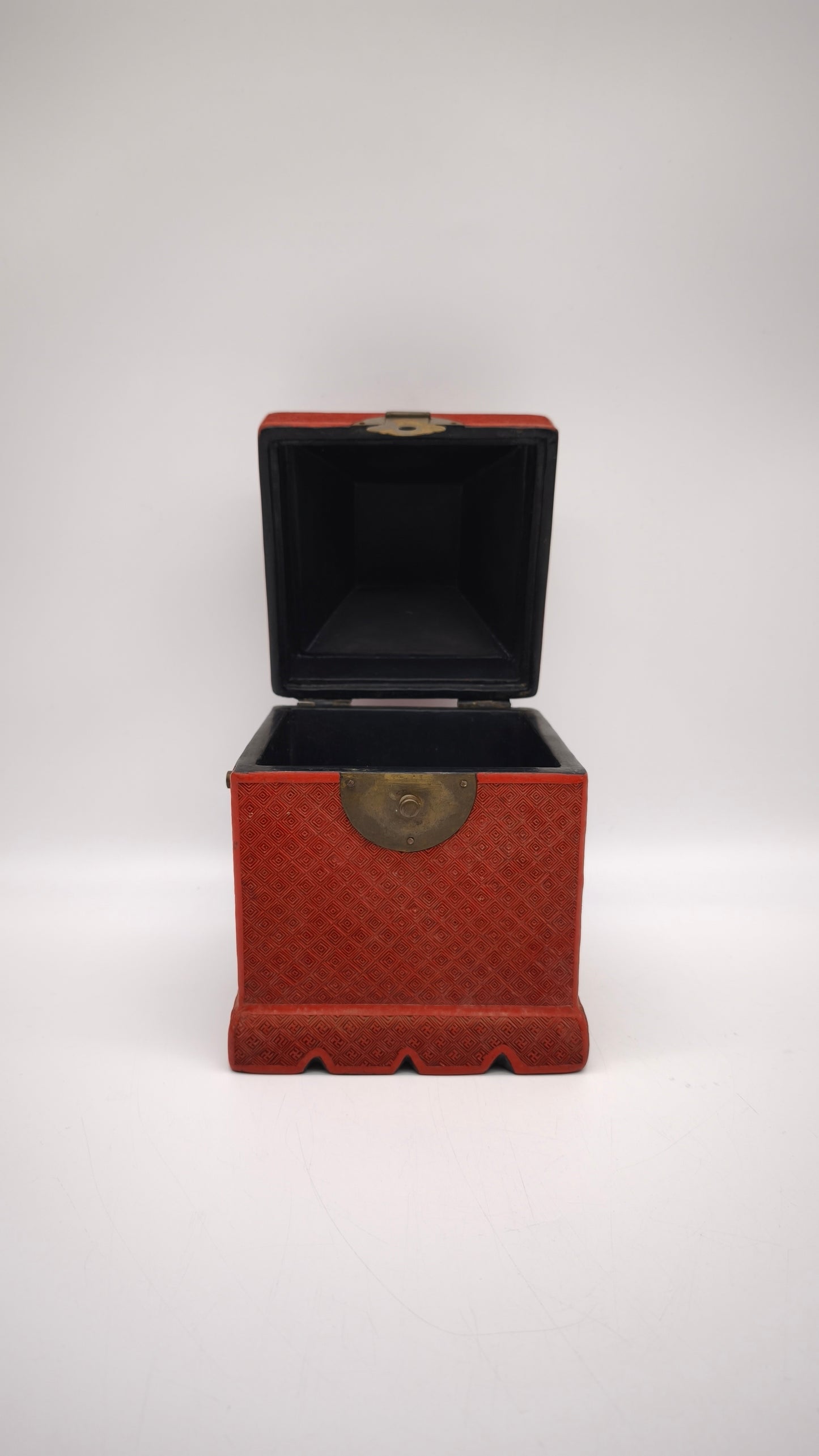 89012 Scatola cinese portagioie in lacca rossa
