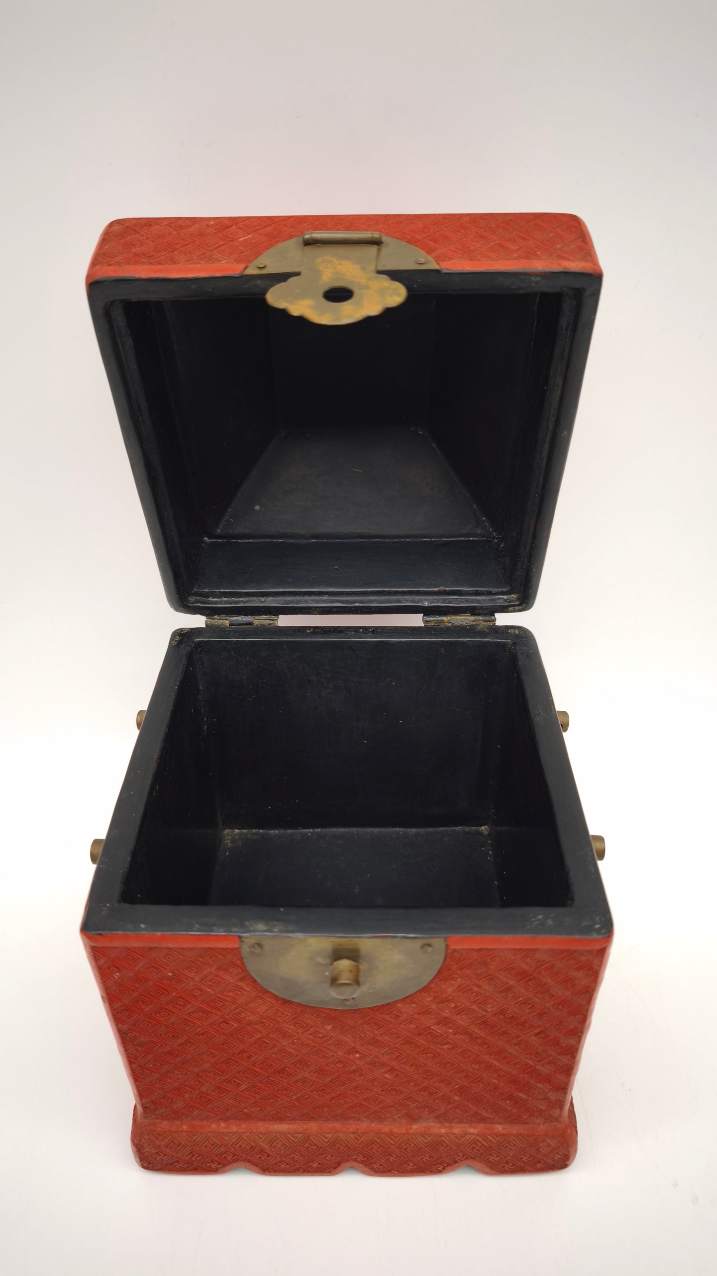 89012 Scatola cinese portagioie in lacca rossa