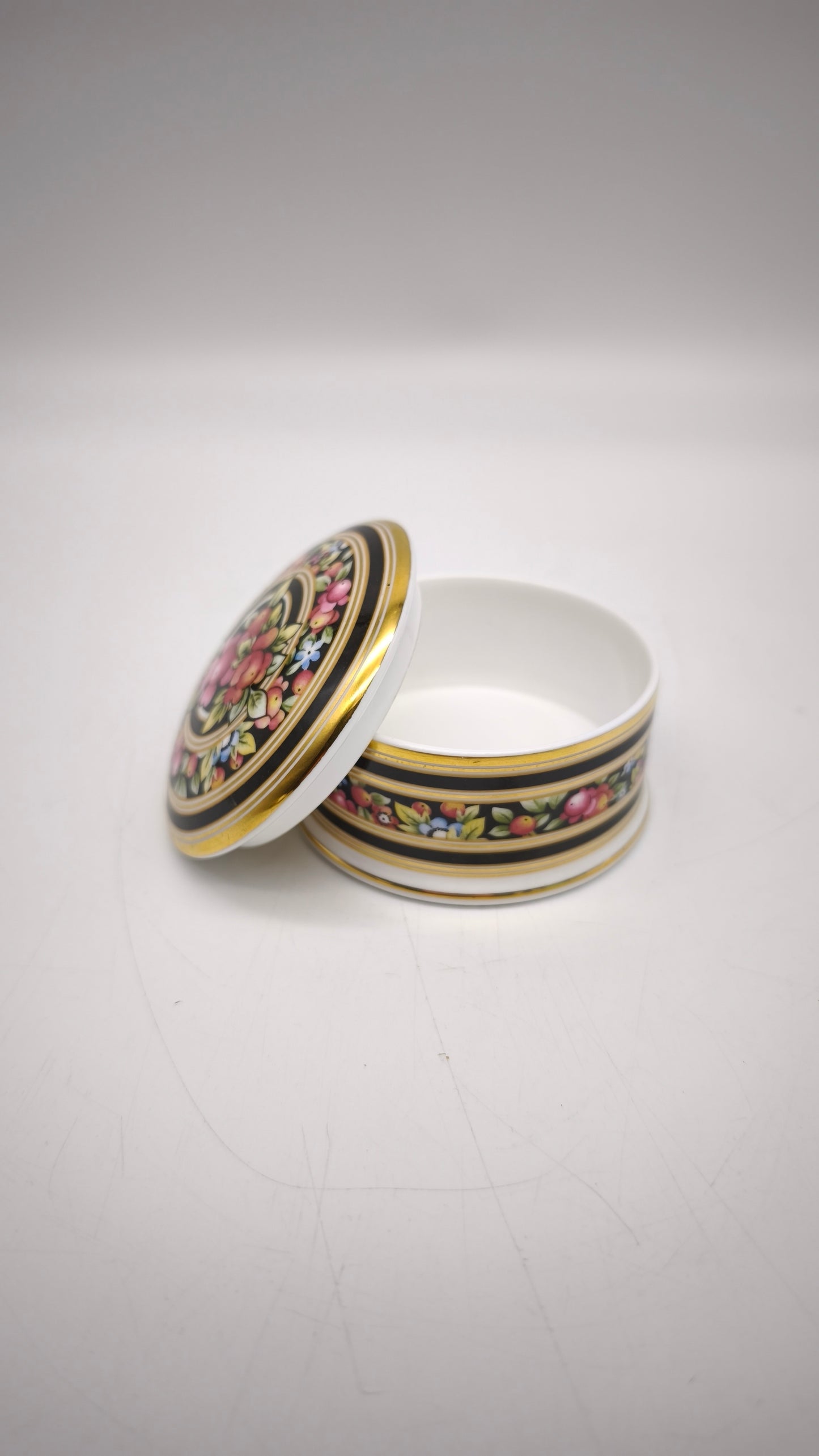 88945 Scatolina in ceramica Wedgwood Clio