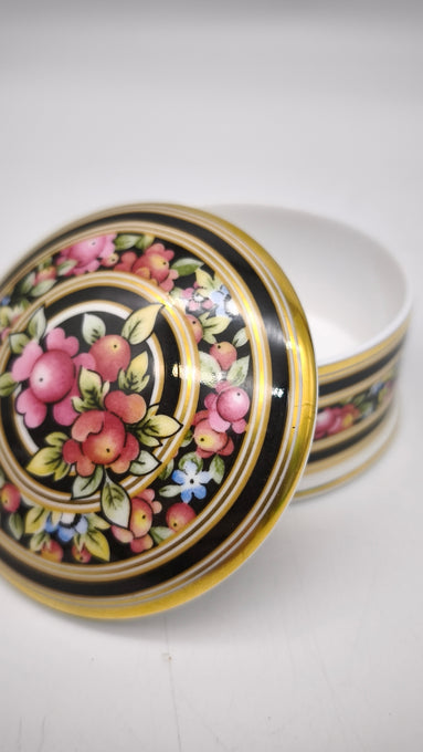 88945 Scatolina in ceramica Wedgwood Clio