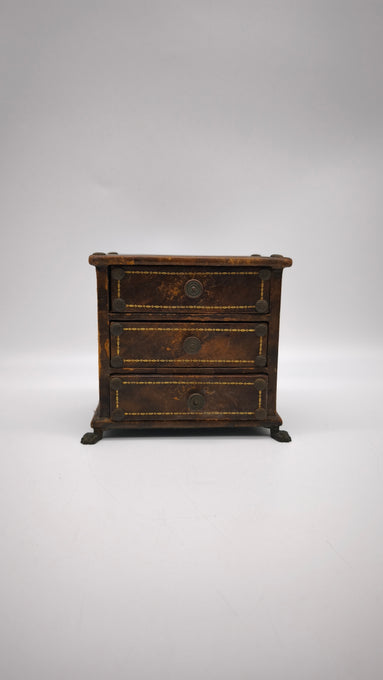 88904 Piccolo portagioie a forma di comò rivestito in pelle