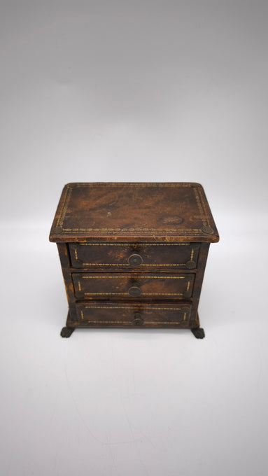 88904 Piccolo portagioie a forma di comò rivestito in pelle