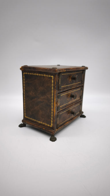 88904 Piccolo portagioie a forma di comò rivestito in pelle