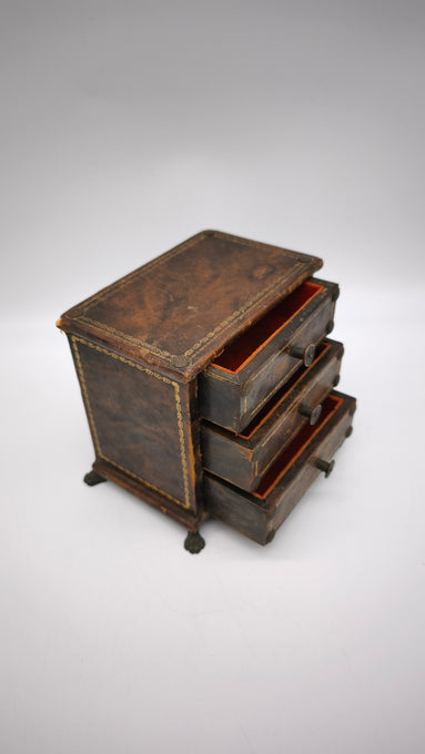 88904 Piccolo portagioie a forma di comò rivestito in pelle