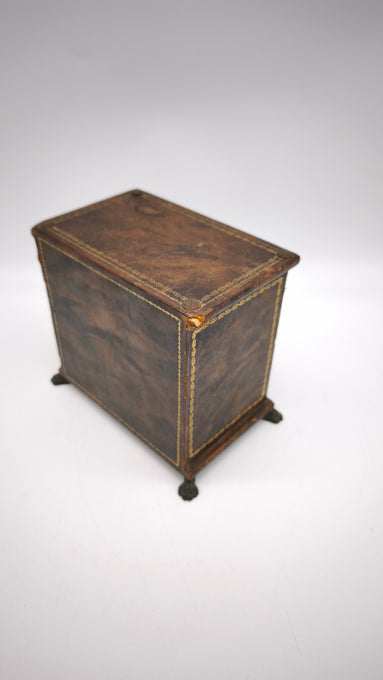 88904 Piccolo portagioie a forma di comò rivestito in pelle