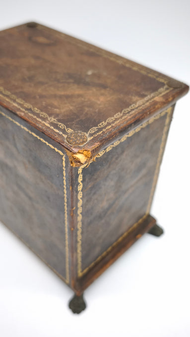 88904 Piccolo portagioie a forma di comò rivestito in pelle