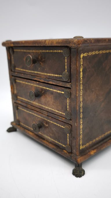 88904 Piccolo portagioie a forma di comò rivestito in pelle