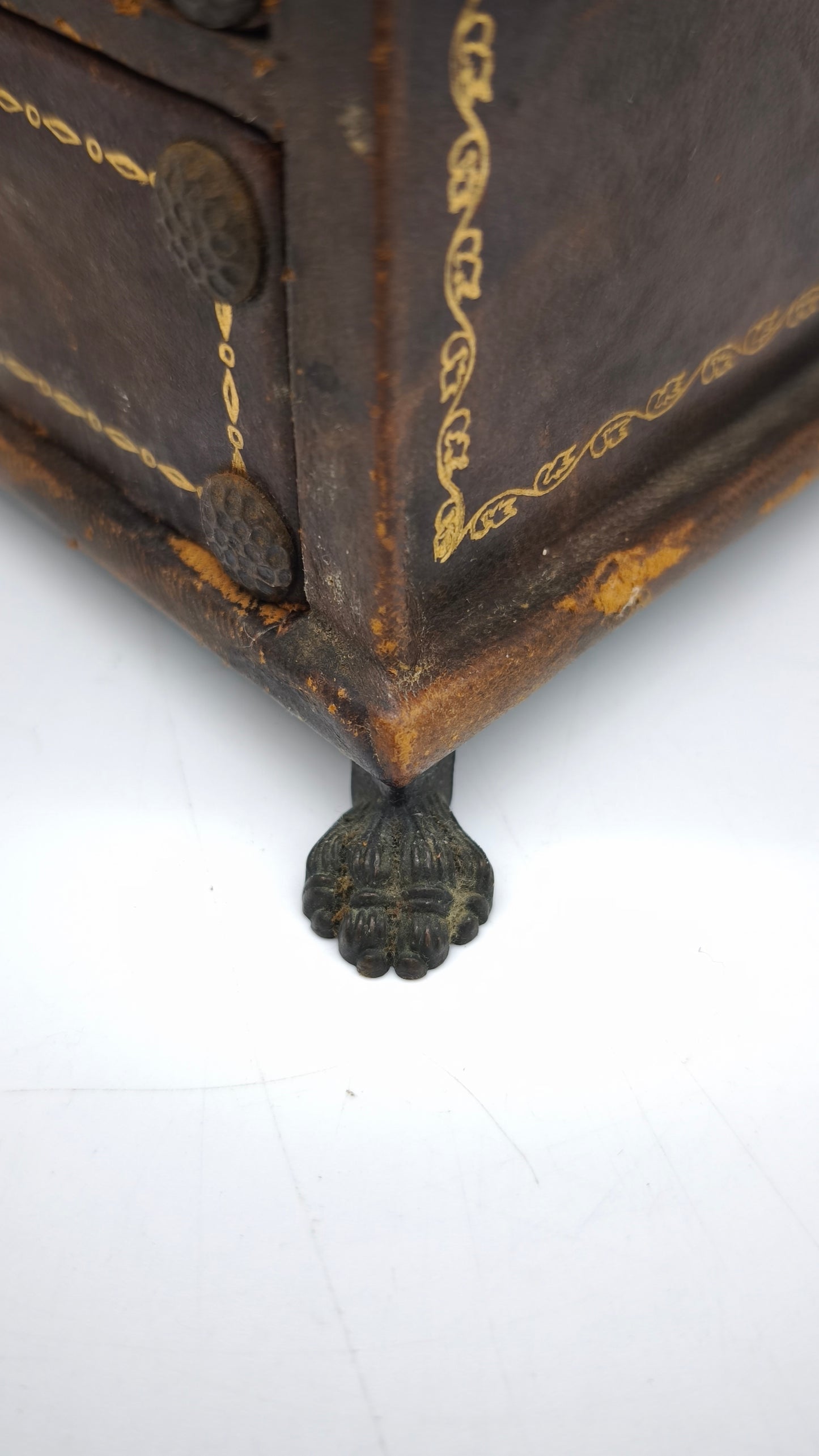 88904 Piccolo portagioie a forma di comò rivestito in pelle