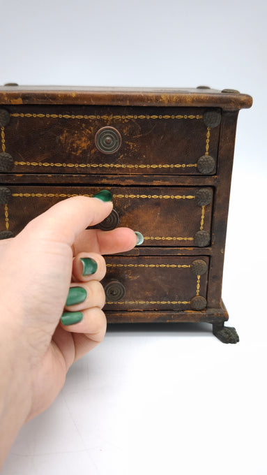 88904 Piccolo portagioie a forma di comò rivestito in pelle