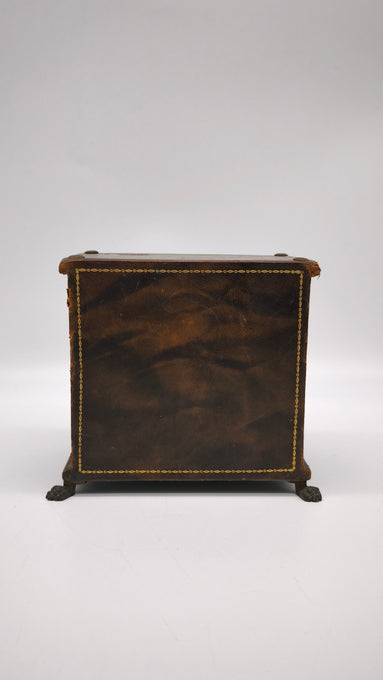 88904 Piccolo portagioie a forma di comò rivestito in pelle