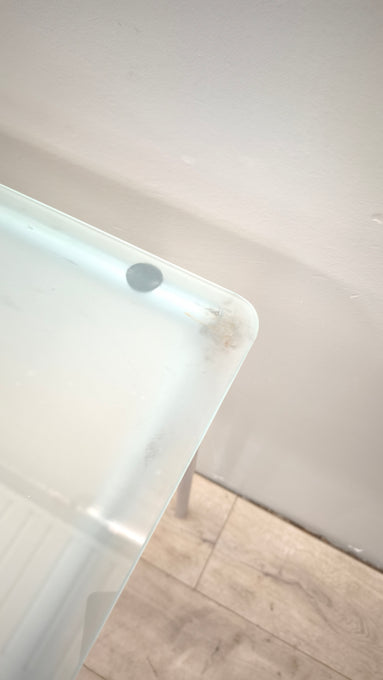 89330 Tavolo con piano in vetro satinato