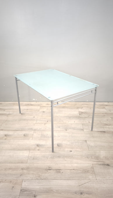 89330 Tavolo con piano in vetro satinato