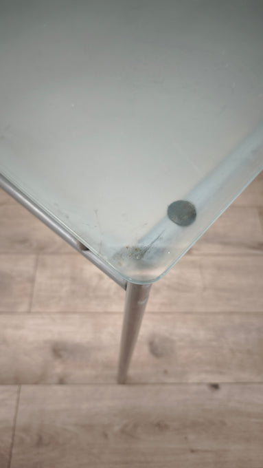 89330 Tavolo con piano in vetro satinato