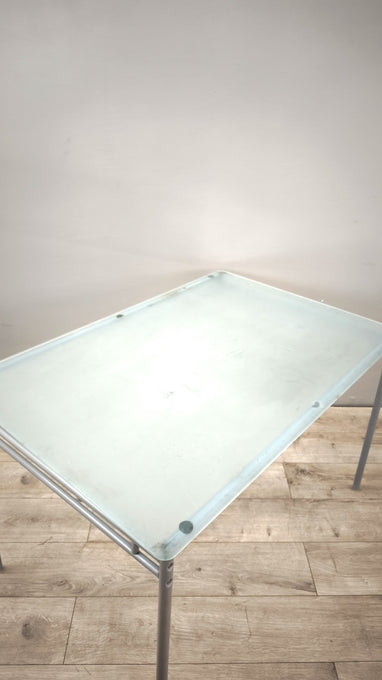 89330 Tavolo con piano in vetro satinato