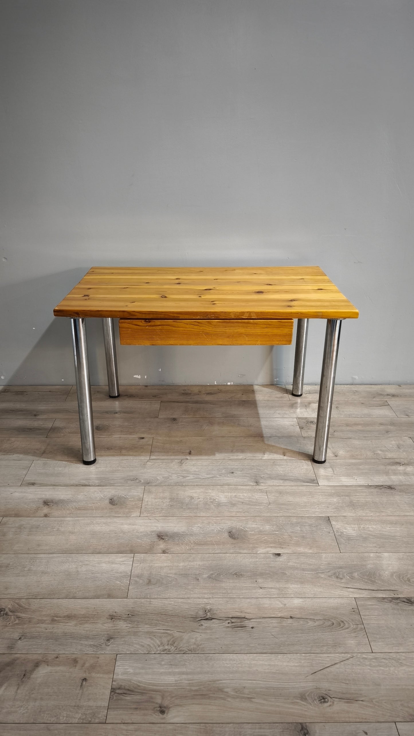 89283 Tavolo con base in alluminio e piano in legno